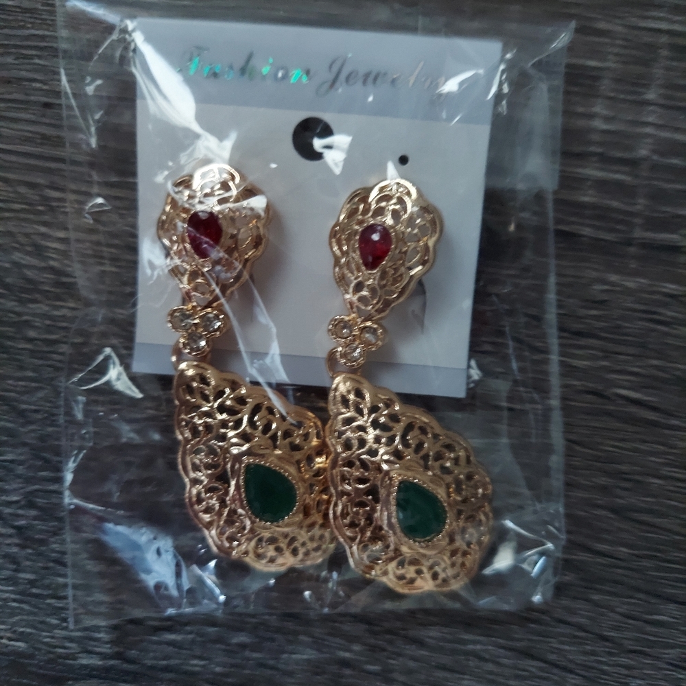 Timeless Elegance: Chic Classic Gold Color Drop Earrings - Picture 6 of 16